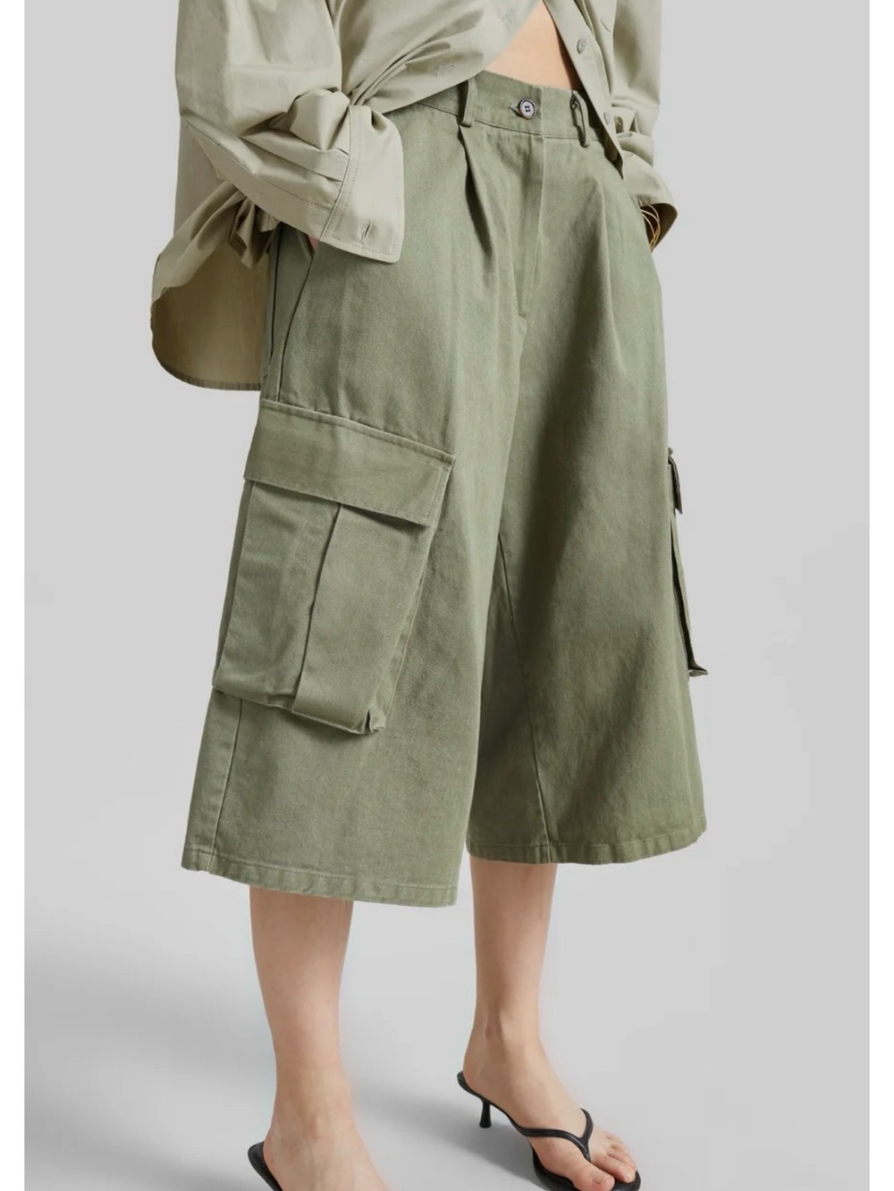 DORVA CARGO BERMUDA  - PALE OLIVE SOLD OUT EVERYWHERE SIZE S